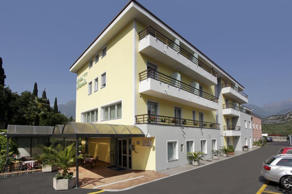 Hotel Miorelli Torbole Sul Garda Exteriör bild