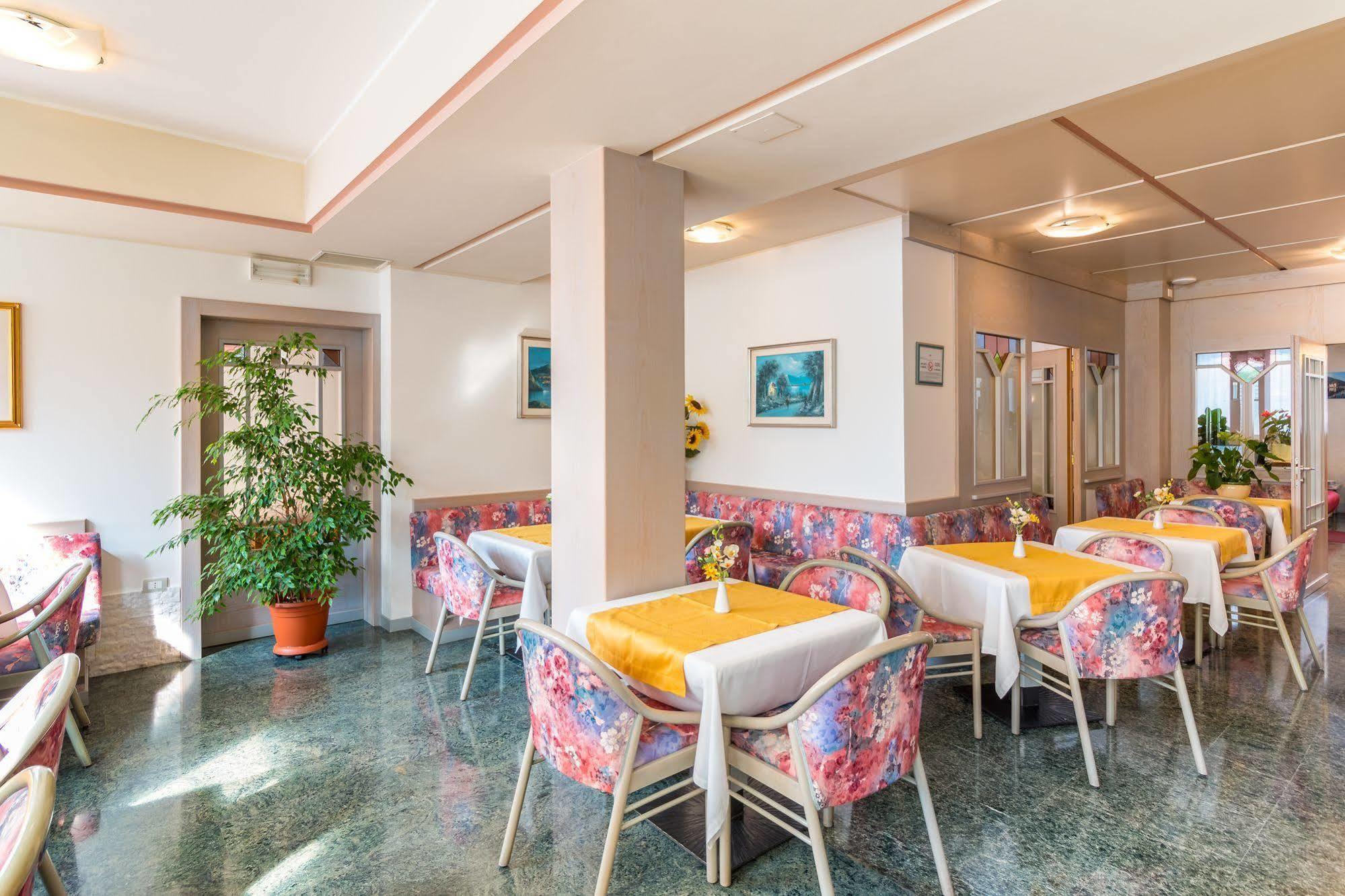 Hotel Miorelli Torbole Sul Garda Exteriör bild